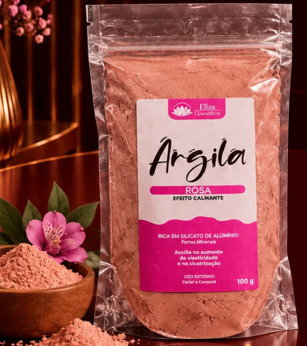 Pacote de Argila Rosa da Ellas Cosméticos ao lado de uma tigela de madeira com argila em pó